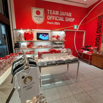 【パリ五輪】「TEAM JAPAN」グッズがその場で買える！選手着用のレプリカシャツも...。今だけの限定デザインはどれも必見。