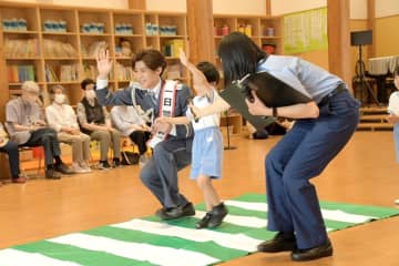 新浜レオンさん一日署長「詐欺に遭わないで！」　千葉県警音楽隊とコラボし美声披露　匝瑳署