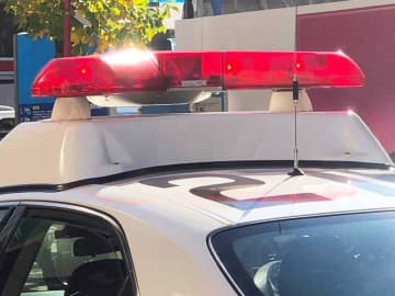 車がガードレールと電柱に衝突　飛んだ部品がランニング中の男性に当たる　危険運転致傷の疑い、会社員の男逮捕　木更津署