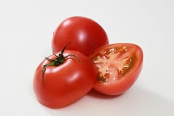 “ぐじゅぐじゅ食感”トマトを抑えた癖つよ野菜は、20～30代男女が「大人になっても苦手な野菜」【トップ3】