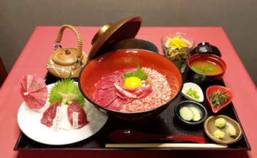 馬肉専門店「馬菜 千葉店」で、一度で四つの味が楽しめる「馬まぶし膳」