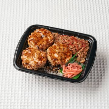 直火で香ばしく炙った軟骨入りのつくね、鶏そぼろを盛り付けた税込330円のお弁当! ファミリーマートが小容量の「炙り焼つくね&鶏そぼろごはん」を発売
