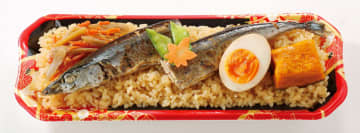 加圧調理で頭から食べられる秋刀魚を贅沢に1尾のせたお弁当が税込645円! マルエツが「骨まで食べられるサンマ弁当」を本日15日(木)発売