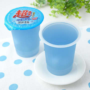 たっぷり445gで超満足なゼリー! ファミリーマートがナタデココ入り「超満足ソーダ風味ゼリー」を発売