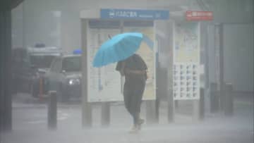 【台風7号】“最強クラス”台風接近で各地で猛烈な風と雨　お盆休みの人たちの足を直撃…「羽田ー八丈島」結ぶ飛行機欠航