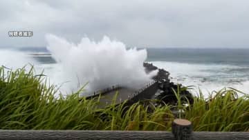 【警戒】道路冠水しゴミも強風で飛ばされる…台風は千葉に最接近　川崎ではタンクローリー事故も