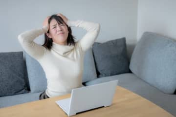 低収入の50代夫が“クソすぎる”と嘆く妻　転職後の初ボーナスが2万5000円で「手が震えました。月々もたったの24万」