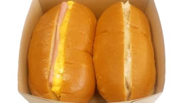 ハムたまごを挟んだロールパンとツナサラダを挟んだロールパンがセットで税込280円! セブン‐イレブンが「ミニロール ハムたまご＆ツナ」を発売