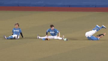 「ハムの外野ピクニックしてるぞ」日本ハム・外野手が試合中に“ゴロゴロ” 　ビジター球場でリラックスした姿見せる