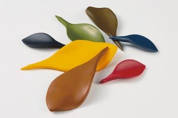 コクヨ、「落ち葉」の形の色鉛筆　散らかしたままでも美しい