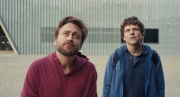 監督・脚本・製作・主演ジェシー・アイゼンバーグ、「サンダンス映画祭」受賞作『リアル・ペイン〜心...