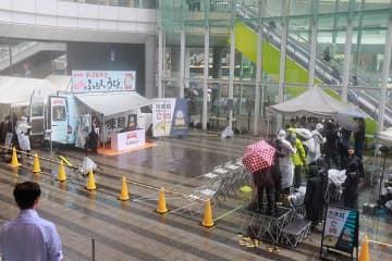 ゲリラ豪雨＆雷鳴で急きょイベント中止　スピードワゴン井戸田＆板野友美が登壇予定も「この天候ですので」