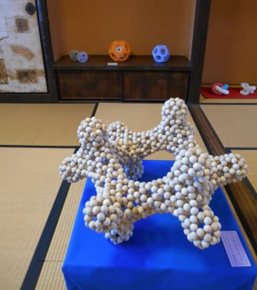 カラフルな幾何学模様はまるでアート！複雑な三次元の多面体を編み上げる、“数学的ビーズ編み”の作品展が開催中　三重・鳥羽市