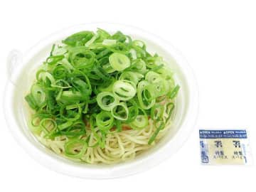 麺が隠れるほどネギたっぷりの小容量あっさり豚骨しょうゆラーメン!  セブン‐イレブンが「ミニねぎ中華そば」を発売