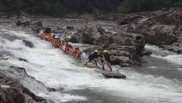 大自然とスリルを同時に体験　三重と和歌山県の県境を流れる　北山川観光筏下り　迫力満点の5.5キロの旅を満喫