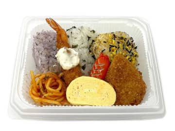 3種のおむすびに海老フライ、玉子焼き、赤ウインナー、ナポリタンなどが入って税込475円のお弁当! セブン‐イレブンが「おむすび弁当」を発売