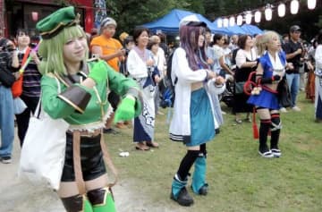 コスプレで盆踊り　松戸に愛好者3000人、過去最多　寅さんも「最高だね」
