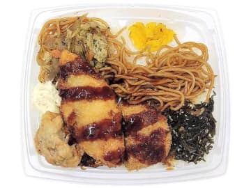 コロッケ、白身フライ、唐揚げ、焼きそばなど定番の具材ぎっしりで1,000kcal超え! セブン‐イレブンが「おかずぎっしり弁当」を本日27日(火)発売