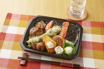 飯からはみ出すちくわ天! 白身フライ、コロッケ、ハンバーグ、焼売、からあげ、ポテトサラダ、きんぴらごぼうの8つのおかずがワンコインでが楽しめる「ワイルドのり弁デラックス」、ミニストップが本日27日(火)発売