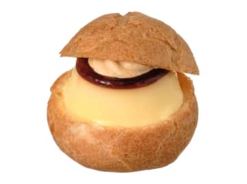 プリン丸ごと1個をシュー生地に挟んで見た目も食べ応えもボリューム満点! セブン‐イレブンが「まるっとプリンシュー」を発売