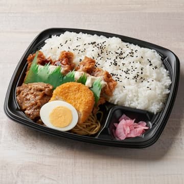 ご飯300gに甘辛から揚げ、しょうが焼、コロッケなど茶色なおかずを盛り合わせた! ファミリーマートが「大盛ごはん！甘辛鶏から揚げ弁当」を本日27日(火)発売