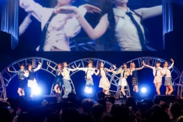 ME:I、初のカムバックをYOU:MEとお祝い 各種SNS等で総再生回数3億回突破の新曲「Hi-Five」披露