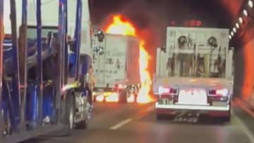 トラック・軽自動車など3台絡む事故・軽自動車が炎上　1人死亡…　東京湾アクアライン上下線で通行止め