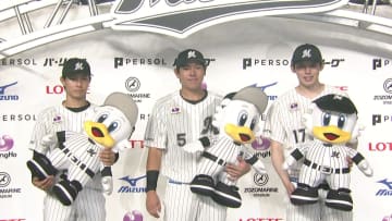 【ロッテ】ドラ1トリオの豪華なお立ち台　互いの活躍を笑顔でたたえる　7回無失点の佐々木・先制タイムリーの安田・2打点の藤原