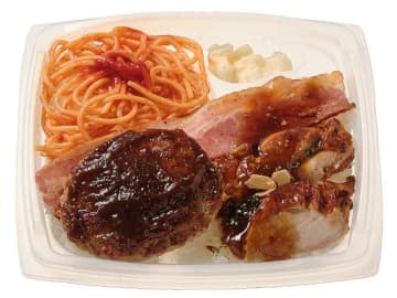 ハンバーグ、ガーリックチキン、ベーコンの3種の肉料理を一度に味わえる大盛弁当! セブン‐イレブンが「ずっしり トリプルミートコンボ」を本日3日(火)発売