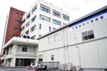 「2輪が燃えている」　バイクが単独事故か、意識不明の重体　市川の国道464号