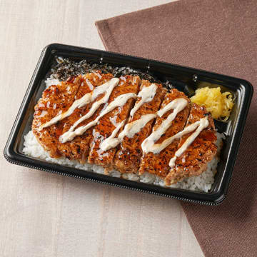 ご飯の上に大きな炙り焼つくねをのせてワンコイン以下! ファミリーマートが「【関東】大きな鶏つくね弁当」を発売