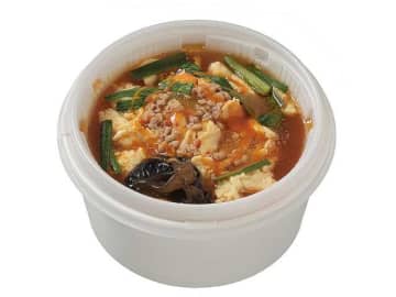 鉄鍋でふんわり炒めた玉子炒めを鶏の旨みたっぷりの餡で食べる丼が税込399円! セブン‐イレブンが「ふんわり玉子炒めのピリ辛そぼろあんかけ丼」を発売