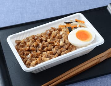 ごはんの上にチャーシュー、ゆで卵、もやし・人参・小松菜のナムルをのせて税込354円! ローソンが「チャーシュー弁当」を発売～出先でも手軽に食べられる、持ち運びしやすい容器