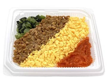 鶏そぼろ、玉子そぼろ、明太ソース、野沢菜炒めの4種類の味が楽しめる彩り豊かなご飯が税込432円! セブン‐イレブンが「四色ごはん」を発売