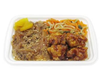 ご飯に牛焼肉とピリ辛ダレを和えた唐揚などを盛り付けて税込375円! セブン‐イレブンが「焼肉＆唐揚げごはん」を本日17日(火)発売