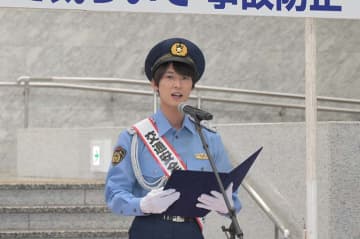 事故防止へ「早めのライト点灯を」　元体操のお兄さんの福尾誠さんが呼びかけ　県庁で秋の交通安全運動出動式