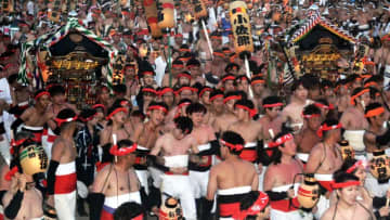 伝統のはだか祭り　いすみ大原地区、漁師町に熱気　みこし担いで男衆海へ集結