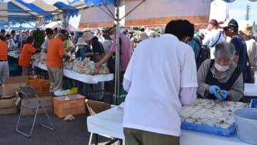 旬の味覚に長蛇の列「やちまた落花生まつり」　生産量日本一、愛好家や家族連れ満喫