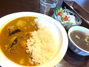 スパイシーなスリランカ料理を、おしゃれなダイニング＆バーで　「KURUMBA（クルンバ）」　（千葉市緑区）