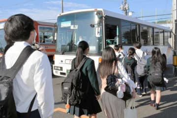 大多喜高生、週明けも代行バス通学「原因解決し、早く復旧して」　いすみ鉄道脱線　社長、バスに乗り込み直接謝罪