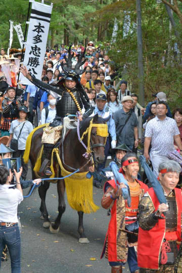 時代絵巻いざ出陣　本多忠勝ら140人、華やかに行軍　大多喜お城まつり　渡辺正行さん、松村邦洋さんら盛り上げ