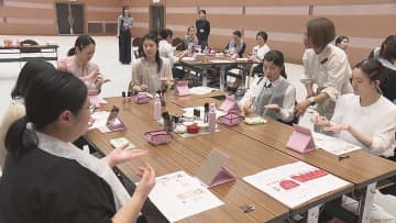 自分に合ったメイク法は？観光地で「おもてなしメイク」＆盲学校で「ブラインドメイク」を伝授