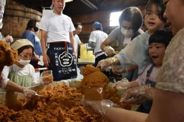 昨年の2倍以上の来場者！　老舗の香りに長蛇の列、ヤマニ味噌で蔵まつり　佐倉