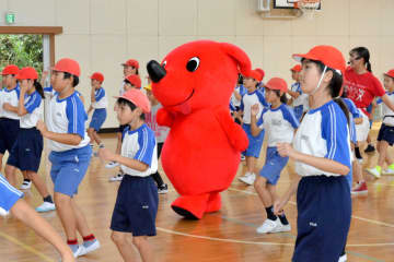 チーバくんとダンス！　小学校で特別授業、児童ら動きを“完コピ”　いすみ太東小