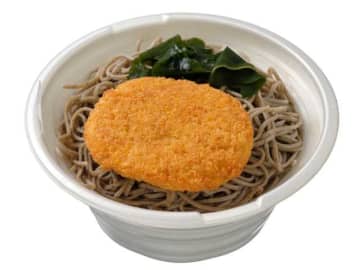 つゆが染み込んだコロッケが絶妙な味わいを引き立てる北海道産蕎麦粉使用のそばが税込399円! セブン‐イレブンが「北海道産蕎麦粉使用 コロッケそば」を発売