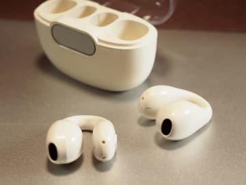 スリコの2200円“イヤカフ”イヤフォンを買ってみた　結構使える【ミニレビュー】