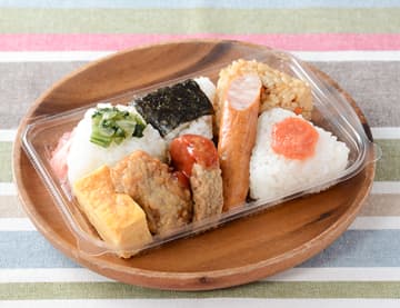 小さめおにぎり4種と玉子焼、唐揚、ウインナー、ハンバーグなどおかずが色々揃って常温保管で温めずにすぐに食べられる税込448円のお弁当! ローソンが「おにぎり弁当」を本日29日(火)発売