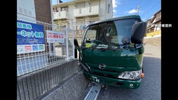 【独自】サイドブレーキ引いて停止した清掃車が動き出し壁に衝突…原因はワイヤー切断か？メーカーが現認調査中