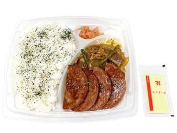 厚切りソーセージステーキと牛焼肉がおかずで953kcalのお弁当! セブン‐イレブンが「ソーセージステーキ＆牛焼肉弁当」を発売