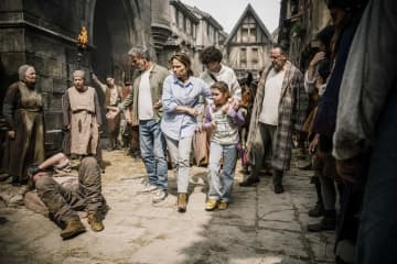 【Netflix世界ランキング】中世の村にタイムスリップ!? 見破らないと元の世界に戻れない『...